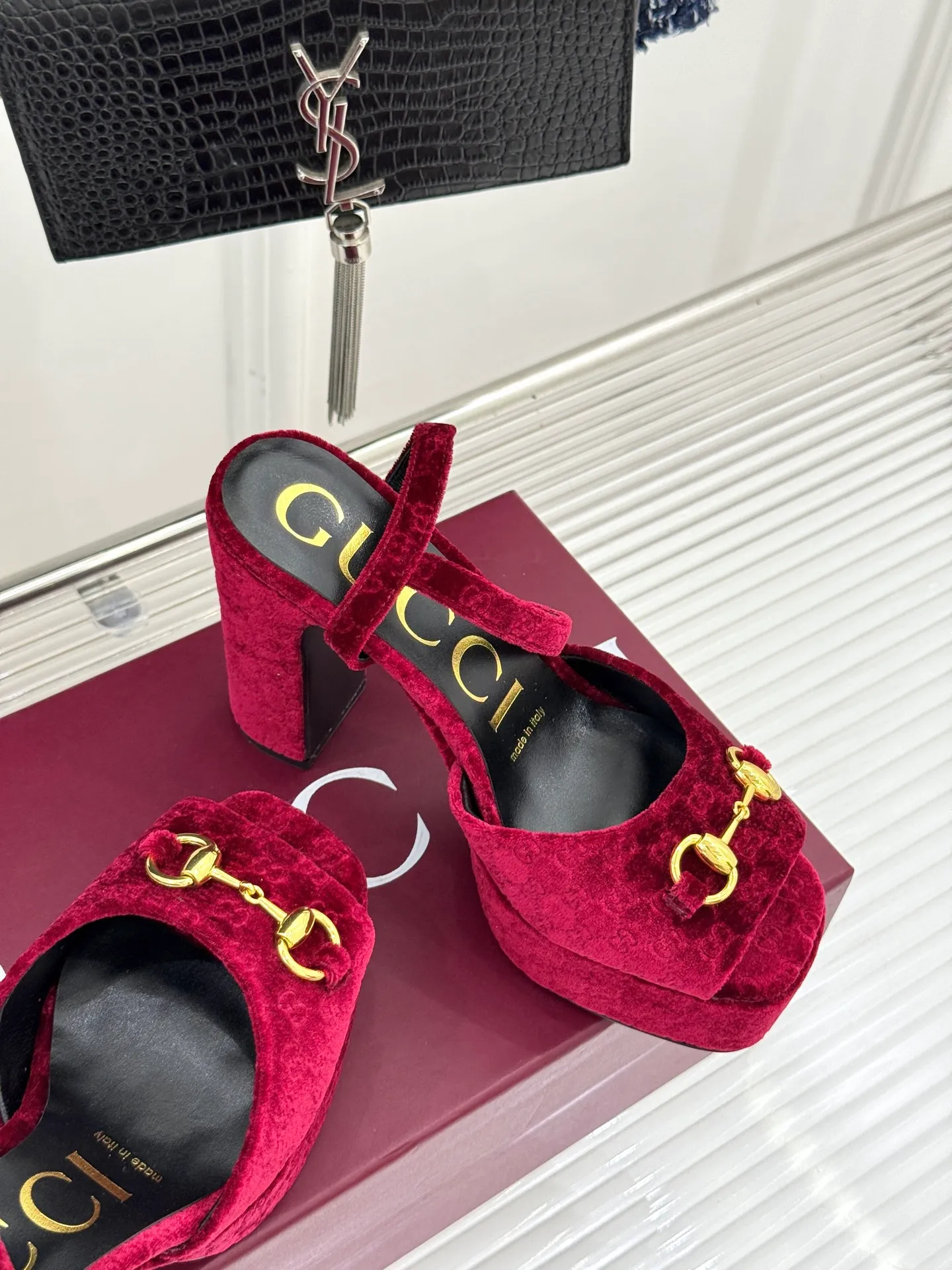 👟👟Ex-factory price 660👟👟 Gucci/Gucci classic horsebit pointed velvet square toe waterproof platform high-heeled sandals When the classic horsebit meets velvet texture, these sandals have become synonymous with elegance and individuality. The square toe design breaks the sharpness of the pointed toe and adds a bit of retro laziness. The delicate velvet upper feels luxurious and shows a high-end texture with the flow of light and shadow. Every step brings a gentle aura. The iconic metal horsebit embellishes the shoe body, instantly awakening brand recognition and cleverly blending retro style with modern fashion. The golden ratio of waterproof platforms and high heels not only lengthens the leg lines but also reduces walking pressure, allowing elegance without compromising comfort. Whether worn with a gorgeous dress to attend a dinner party or paired with retro jeans for a daily look, it can easily hold the spotlight and become the finishing touch in the look, highlighting unique taste and extraordinary style. The fabric is made of original customized velvet and the inner pads are all sheepskin. Heel height: 10.8 Water platform: 3.3 Italian imported genuine leather outsole size: 35-39 (40/41/42 customized)